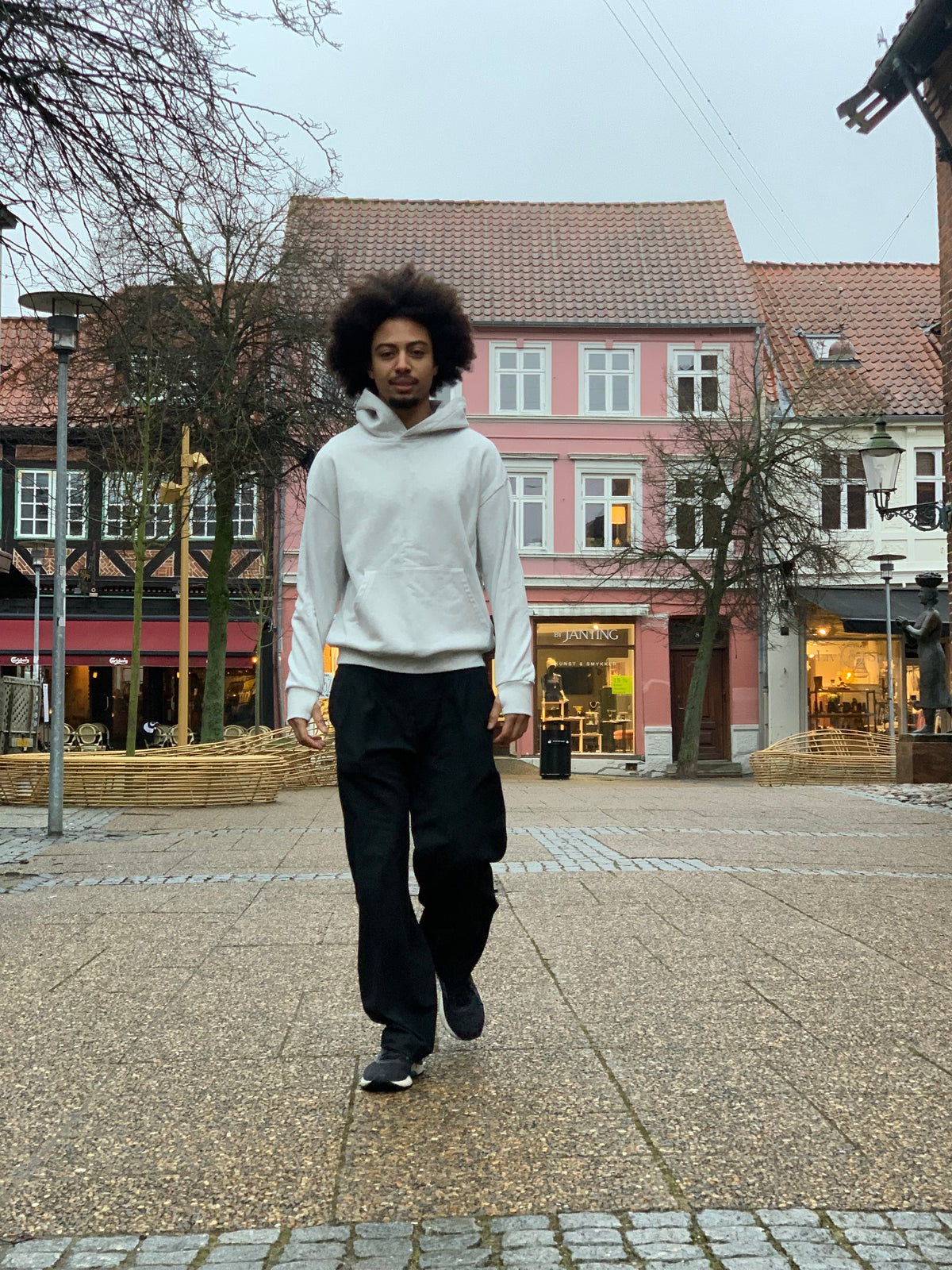 Efterårshygge med ekstra tyngde – derfor er en Hugz tyngdehoodie perfekt til de kølige dage